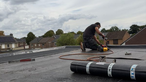schoorsteenservice ZL aan het werk op het dak